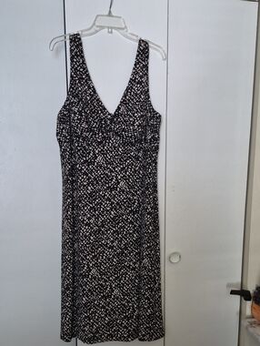 madison leigh Black and White Abstract V-Neck Midi Dress